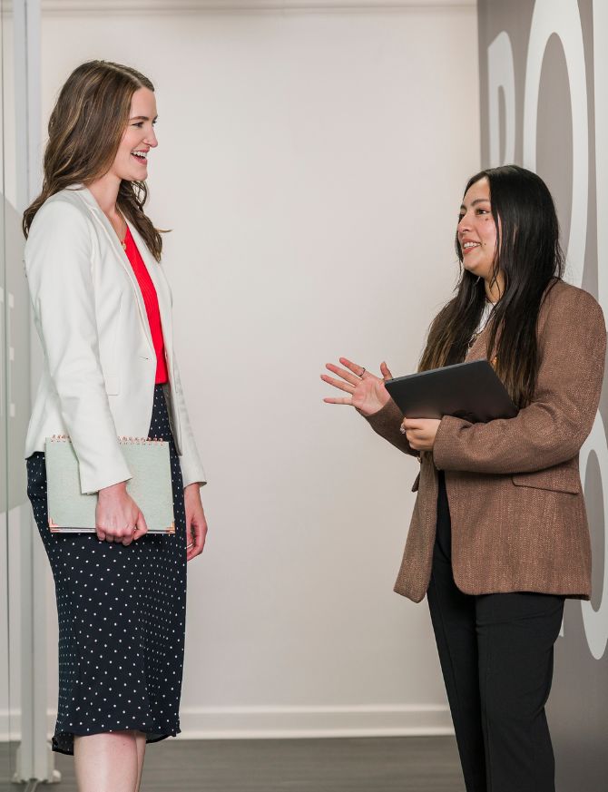 jenny and fer discussing digital marketing strategy